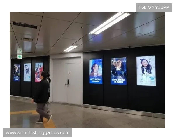 场边广告牌意外显示生日祝福，球员挥手致意